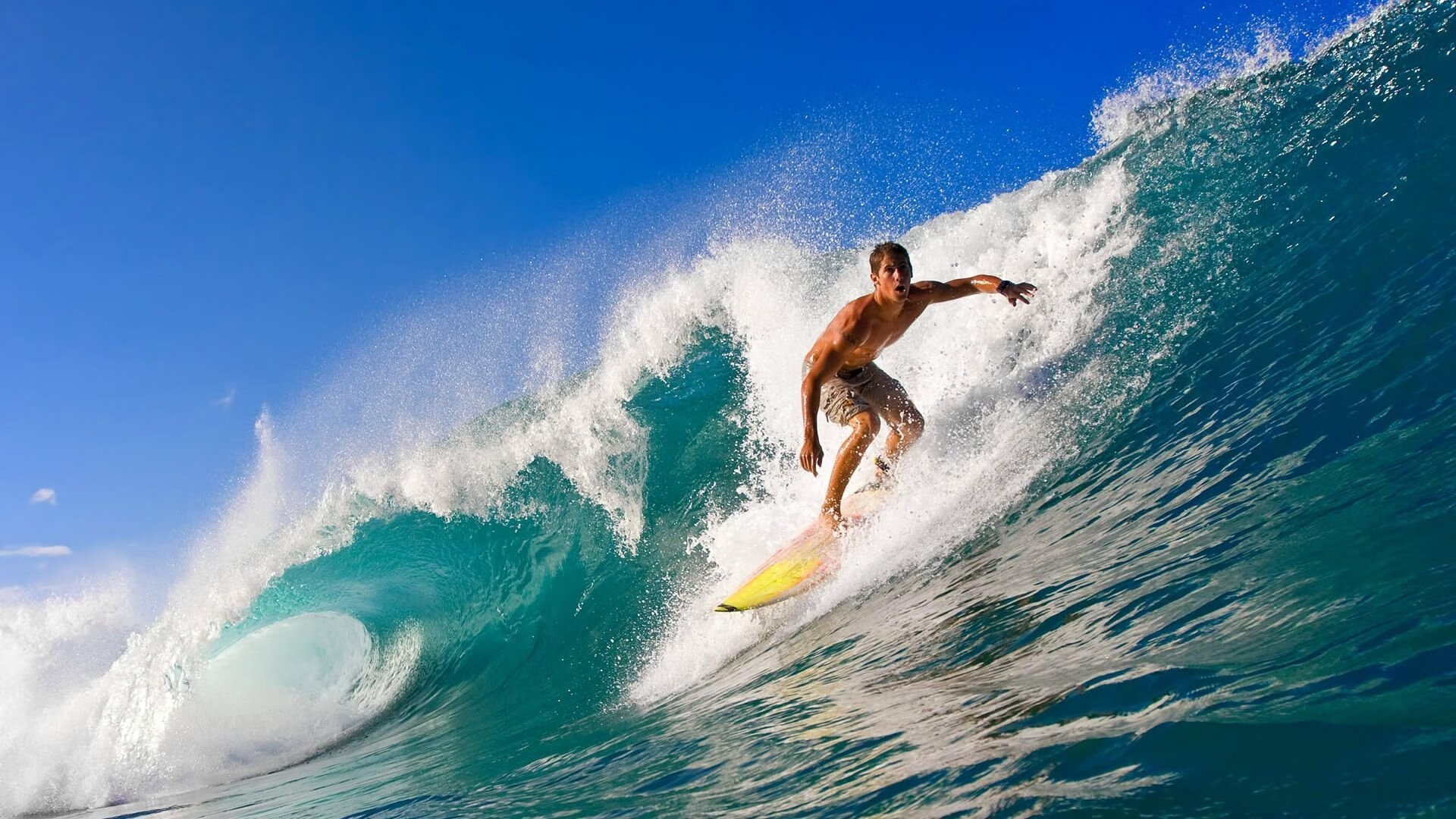 水上障碍跑竞速赛 选手踩浮板与充气岛在水面狂奔